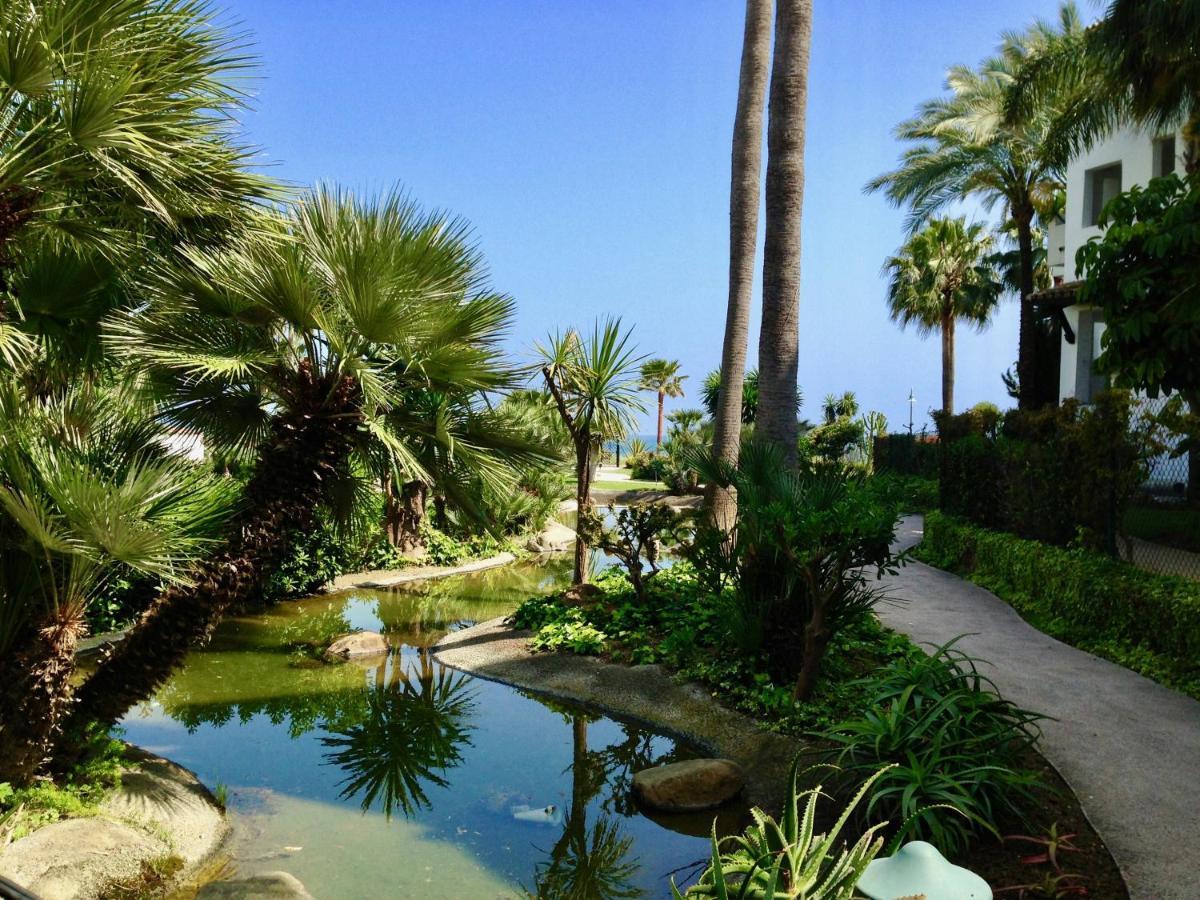 Exceptional Beachfront Complex With Pool In Costalita, Estepona Exteriér fotografie